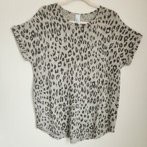 Grateful Hearts Boutique Size M Gray Cheetah Print Woven Tunic Top Short Sleeve